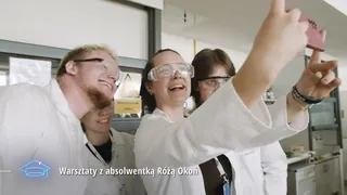 Event film Adamed SmartUP — 10. jubileuszowy obóz naukowy: participants in lab coats and goggles take a selfie in a lab