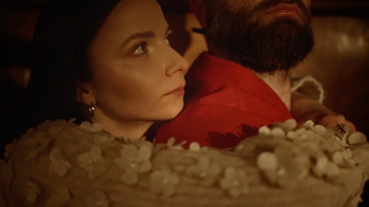 Music video Daria ze Śląska — Ciężki plecak: a woman in profile rests her head on the shoulder of a man in a red jacket
